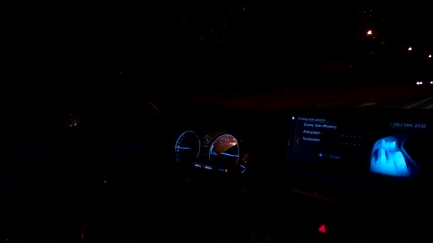 Salpicadero electrónico en el coche mientras conduce por la noche — Vídeo de stock