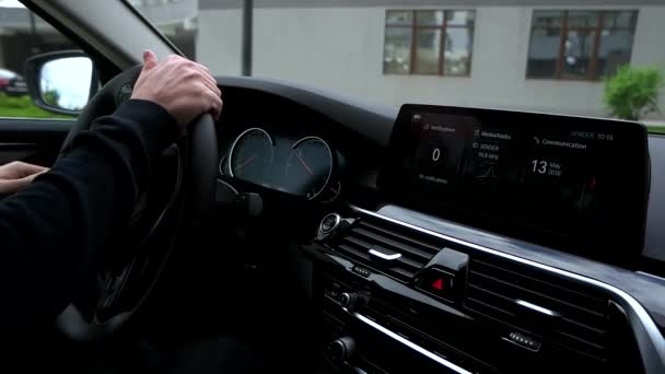 Вид приладової панелі цифрового автомобіля під час керування автомобілем — стокове відео