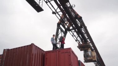 Genç bir çift bir Yük konteynırları yürümek