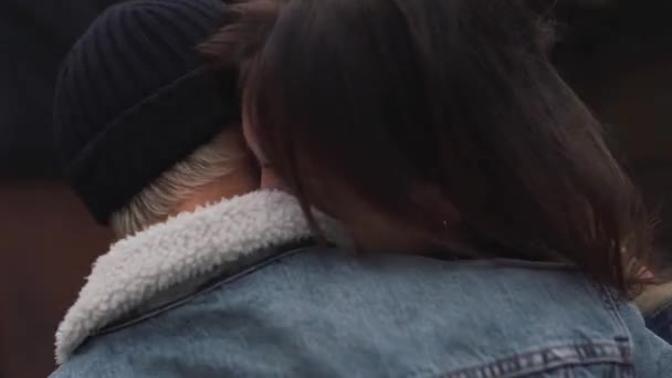 Genç bir çiftin tutkulu öpücük — Stok video