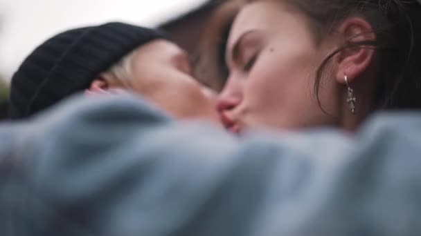 Beijo apaixonado de um jovem casal close-up — Vídeo de Stock