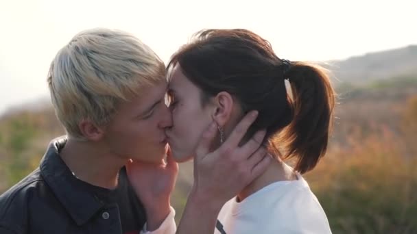 Молода пара цілується на відкритому повітрі крупним планом — стокове відео