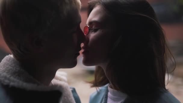 Paar in Jeans küsst sich in Nahaufnahme — Stockvideo
