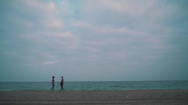 Halva-naken par i denim promenad på stranden — Stockvideo