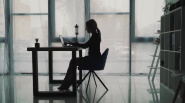 Office kadın türleri metin üstünde laptop