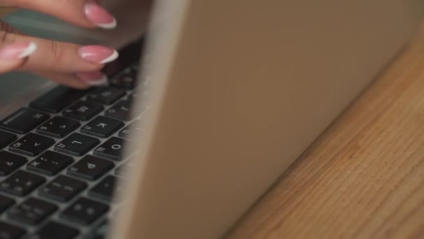 Businesswoman types text on laptop close-up — Stock Video