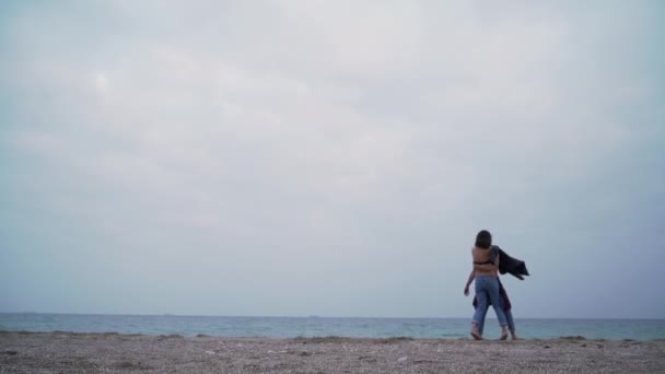 Νεαρό ζευγάρι έχουν διασκέδαση στην παραλία — Αρχείο Βίντεο