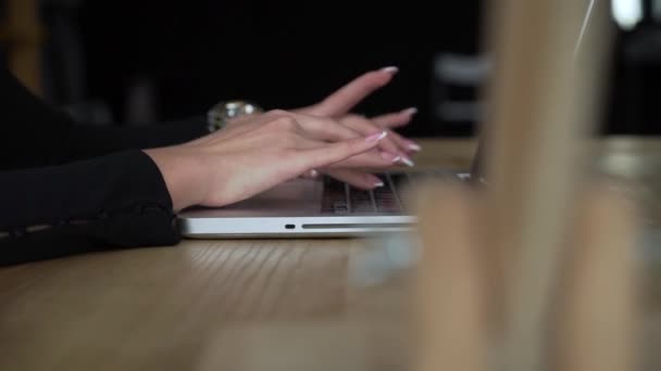 Жінка працює на ноутбуці крупним планом — стокове відео