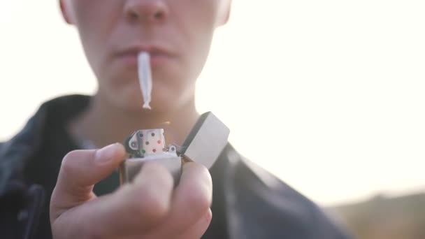 Le gars allume une cigarette de près — Video