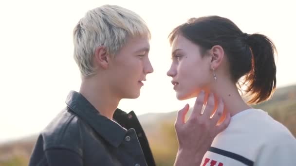 Çift tutkuyla güneş ışığında öpücükler — Stok video