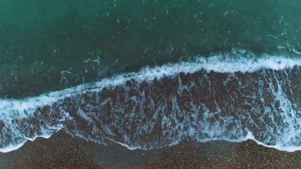 De golven zijn genageld aan de kust — Stockvideo