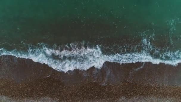 Vista aérea de las olas se clavan a la orilla — Vídeo de stock