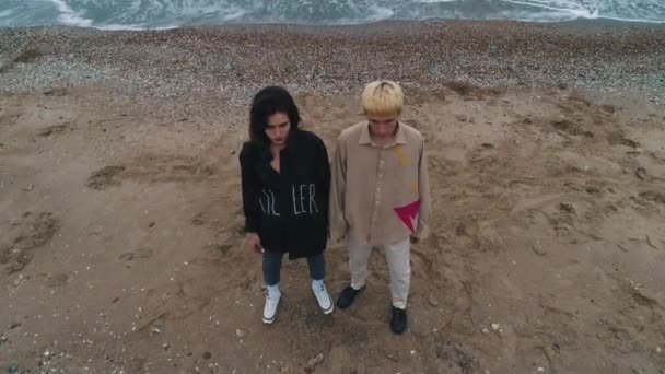 Модная пара у моря — стоковое видео