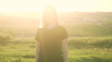 mutlu kız elleri açık havada yukarı yükseltir