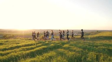 Açık havada güneş ışığında çalışan grup