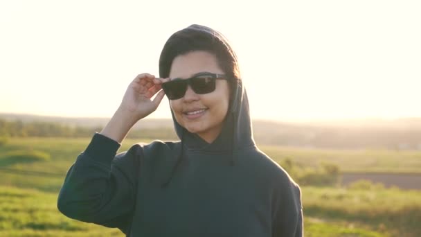 Meisje in een sweatshirt buitenshuis — Stockvideo