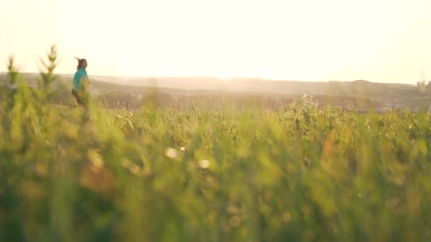 Girl runs outdoors in sunlight — Stock Video