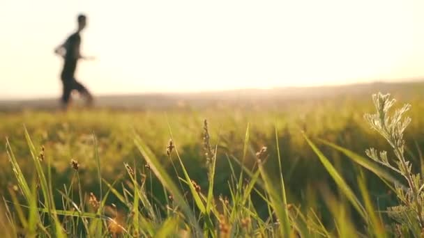 Verschwommener Typ, der auf die Natur rennt — Stockvideo