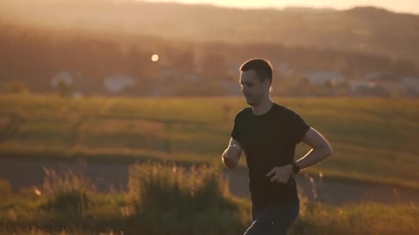 Athlète gars courir à l'extérieur dans la lumière du soleil — Video