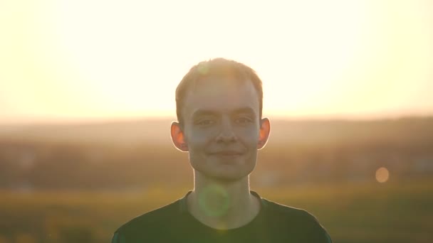 Młody człowiek szczęśliwy w słońcu na zewnątrz — Wideo stockowe