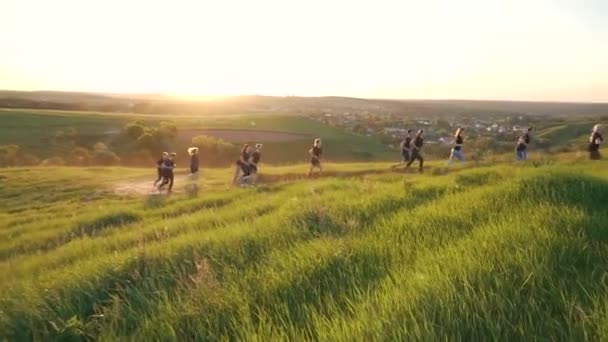 Team läuft im Freien im Sonnenlicht — Stockvideo