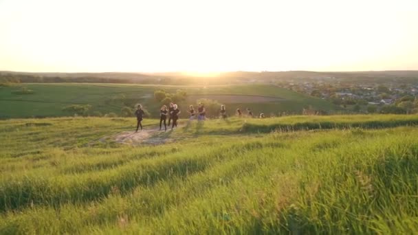Un grupo de personas corriendo al aire libre — Vídeos de Stock