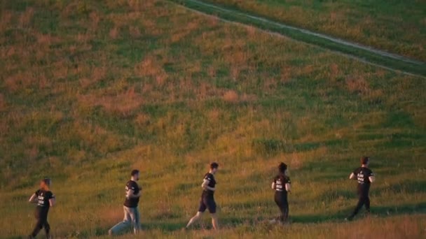 Equipe correndo no campo — Vídeo de Stock