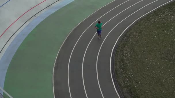 Люди бегут по беговой дорожке на стадионе — стоковое видео