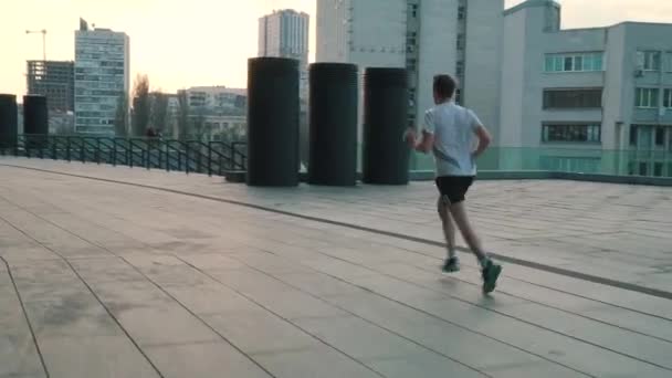 Mann läuft durch die Stadt — Stockvideo
