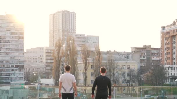 Hombres en ropa deportiva en la ciudad — Vídeos de Stock