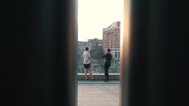Muži ve sportovním oblečení po běhání v městě — Stock video