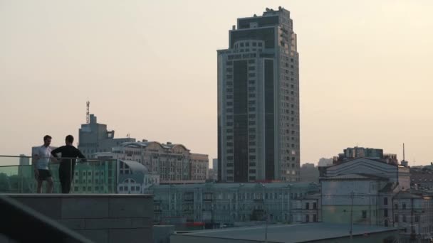 Men talking after jogging in the city — Stock Video