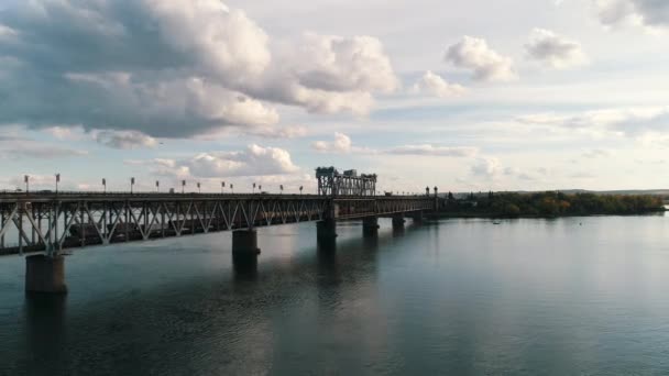 Tren de mercancías paseos por el puente — Vídeos de Stock