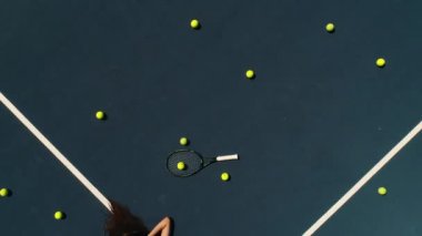güzel kız gülümsüyor ve tenis kortu üzerinde yalan