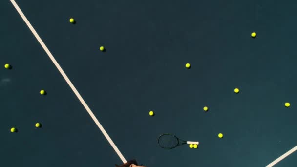 Dívka v sportovní oblečení leží na tenisový kurt — Stock video