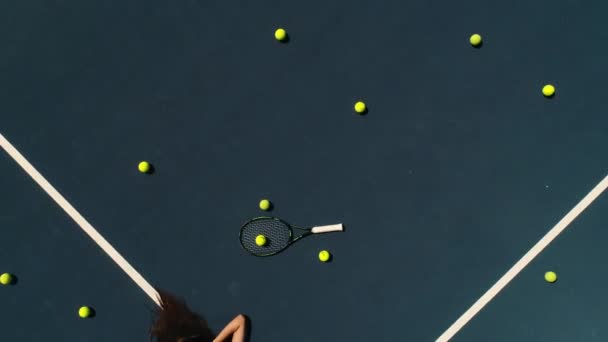 Vacker flicka leenden och lögner på tennisbanan — Stockvideo