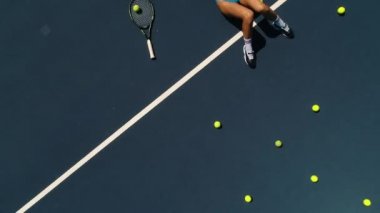 spor iç çamaşırı Tenis Kortu üstten görünüm üzerinde kız