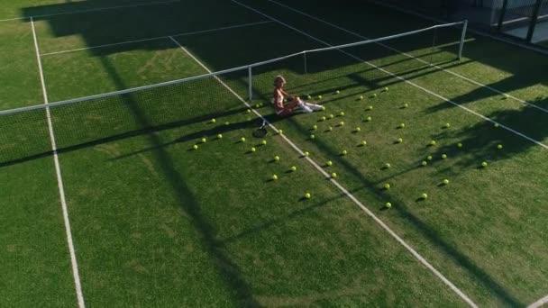 Menina loira em um campo de ténis — Vídeo de Stock