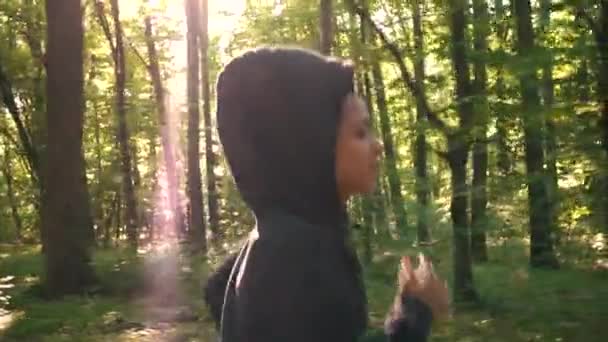 Спортивная девушка бегает в лесу крупным планом — стоковое видео