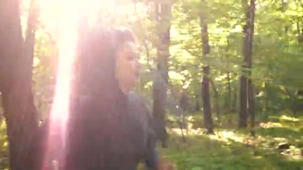 Ragazza in abbigliamento sportivo corre nella foresta — Video Stock