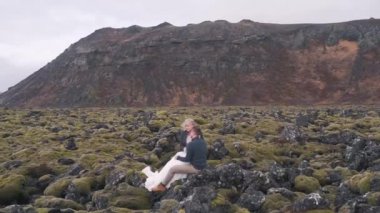 doğada bir genç çift kucaklama