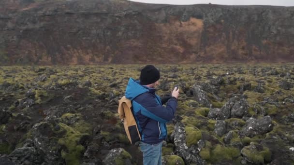 Турист фотографирует природу на смартфоне — стоковое видео