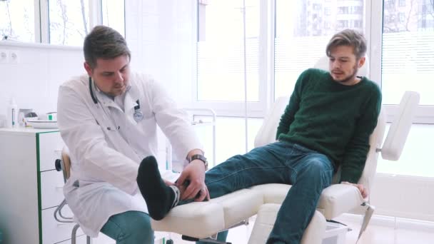 Traumatologe untersucht den Patienten — Stockvideo