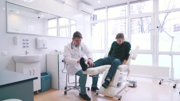Пациент испытывает боль при поступлении к врачу — стоковое видео