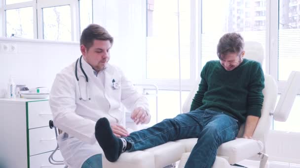 Der Patient ist mit der Entscheidung des Arztes nicht zufrieden — Stockvideo