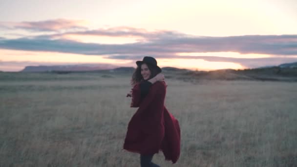 Gelukkig lachend meisje loopt in het veld — Stockvideo