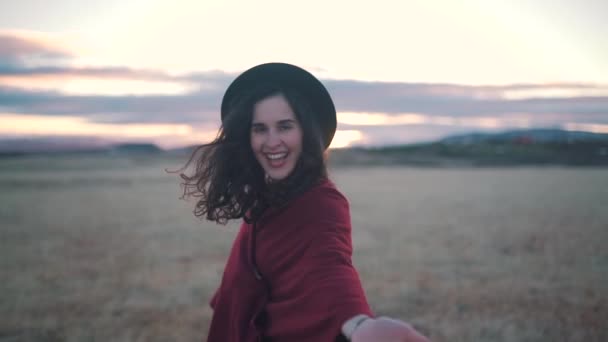 Menina sorridente feliz caminha na natureza — Vídeo de Stock