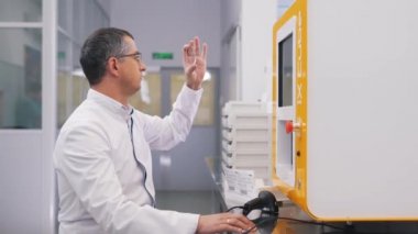 adam bir lens için gözlük laboratuvarda denetler