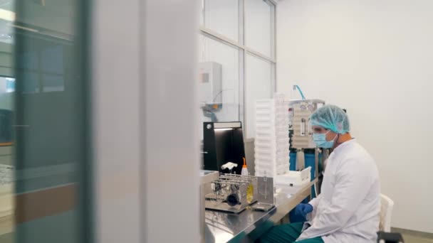 Hombre trabajando con lentes en el laboratorio — Vídeos de Stock