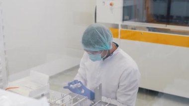 laboratuvar teknisyeni gözlük lens temizler